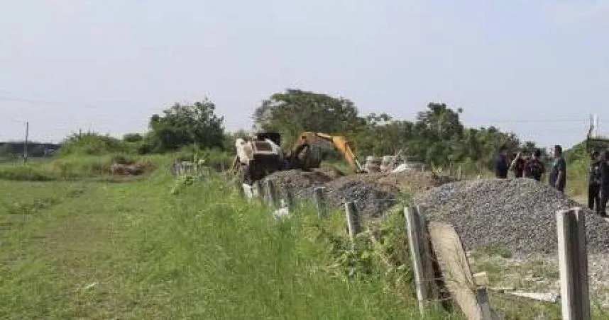 摔落車前「遭推土機重壓」！砂石場恐怖工安意外　台南翁下身遭輾→面部發青慘死