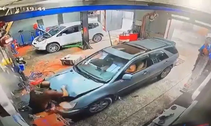 油門踩過頭「修車工秒成夾心」！驚悚暴衝影片曝…他遭猛撞「雙腿直接全斷」