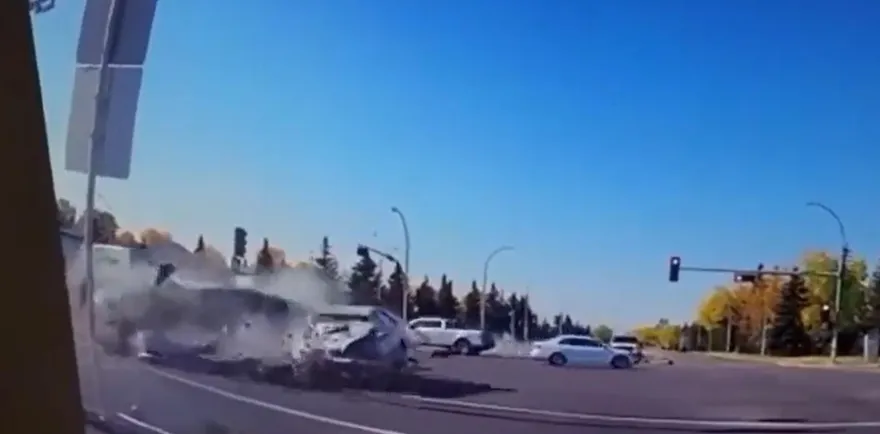 飆闖紅燈→噴飛5車！90歲阿嬤十字路口詭撞…1人陪葬、3重傷