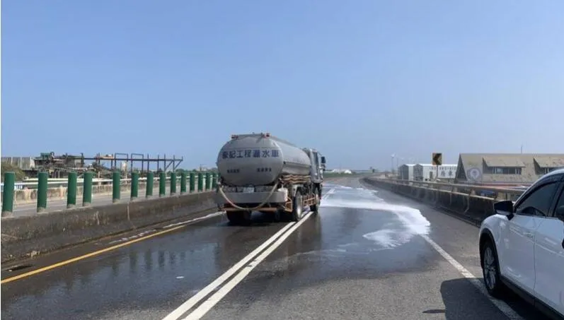 台61線強鹼「狂洩1公里」！3騎士路過眼慘遭灼傷　原因曝光了