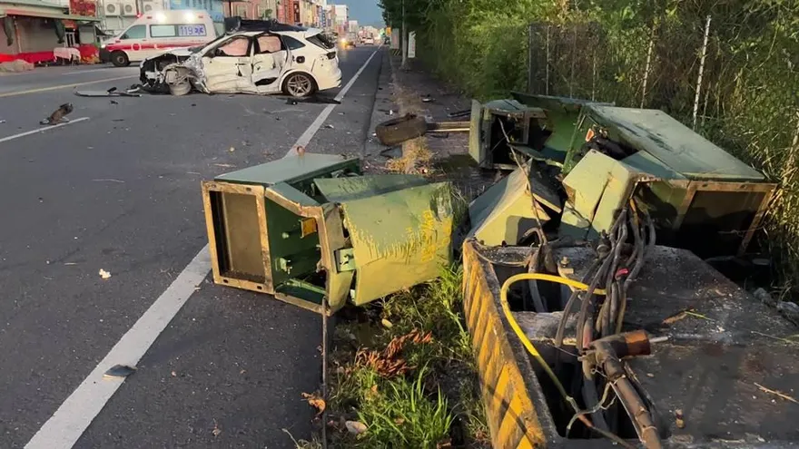 台東轎車高速對撞貨車！2車體全毀…連變電箱也遭殃　3旬男「噴飛車外」倒地