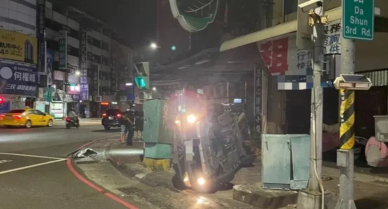 偷老闆車出遊裝闊！一個過彎側翻卡號誌燈　高雄無照屁孩GG了