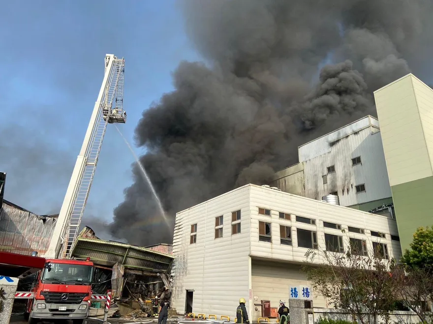 苗栗大揚塑膠公司凌晨大火！2廠區甲苯助燃延燒4小時　持續壓制火勢中