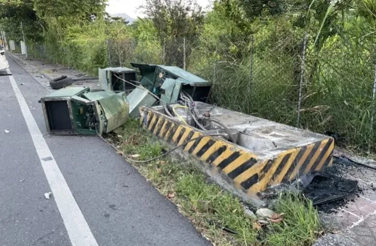 台東2車對撞！變電箱被鏟飛釀34戶停電