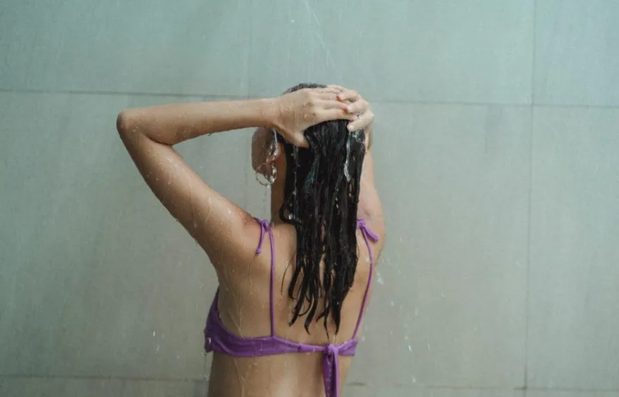 不小心就滑進去！狼父闖浴室「幫女兒搓背」　下秒…手指亂來噁喊：讓她更了解身體