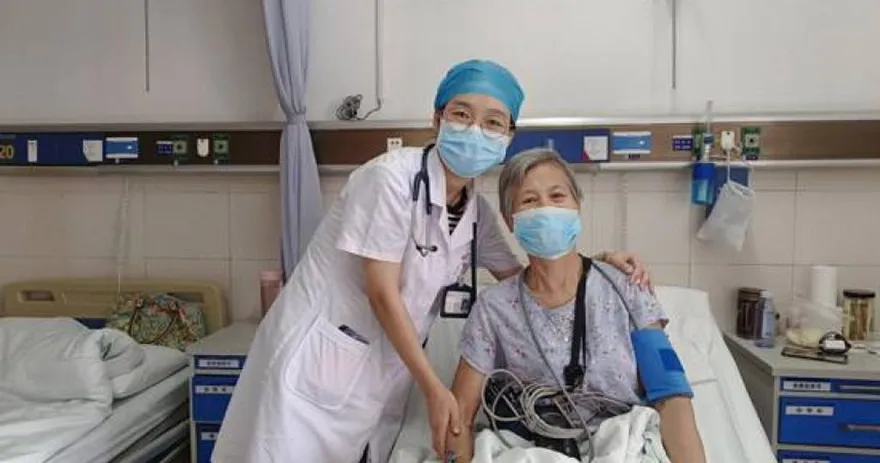 多看一眼救一命！醫搭公車驚見8旬嬤「詭異跺腳」　火速攙扶送醫檢查