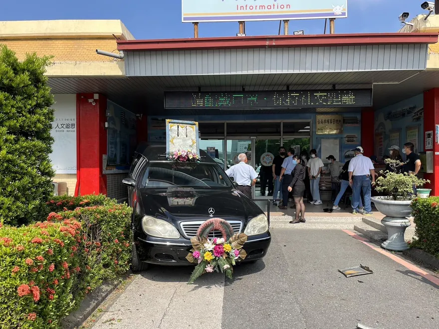 快訊／靈車「倒退嚕」撞破門！台南殯儀館離奇車禍　工作人員聽「碰」一聲嚇傻報警