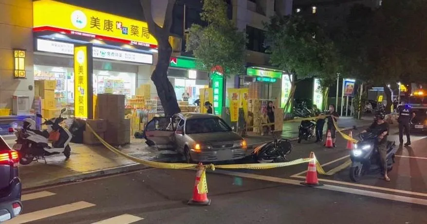 倒車暴衝撞安全島+行人+機車騎士　91歲駕照被註銷老翁闖禍　釀3傷1亡