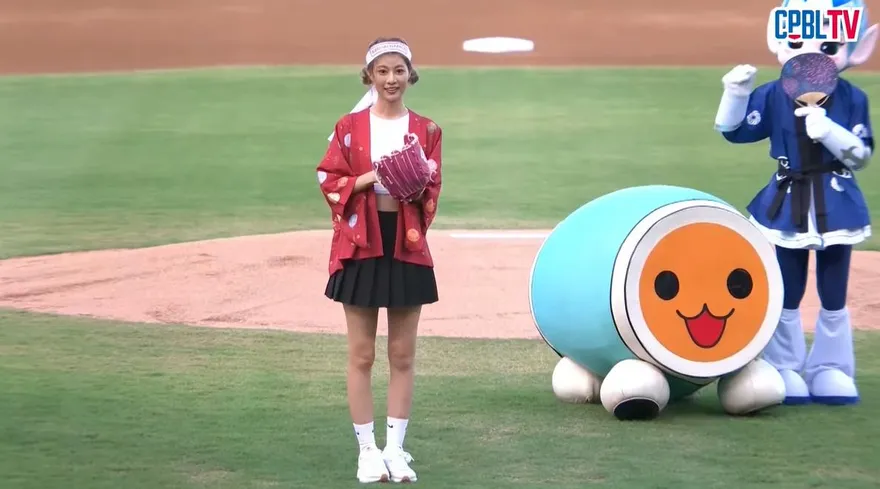 竟然是本人！王勝偉蹲捕　阿部瑪利亞開球放心了