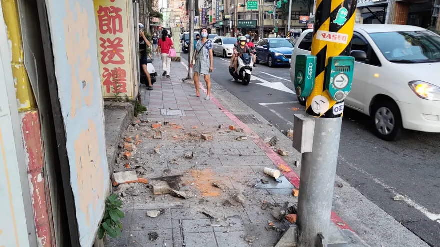 快訊/天降磁磚雨！大稻埕老屋水泥磚掉落　路過女子頭遭砸傷