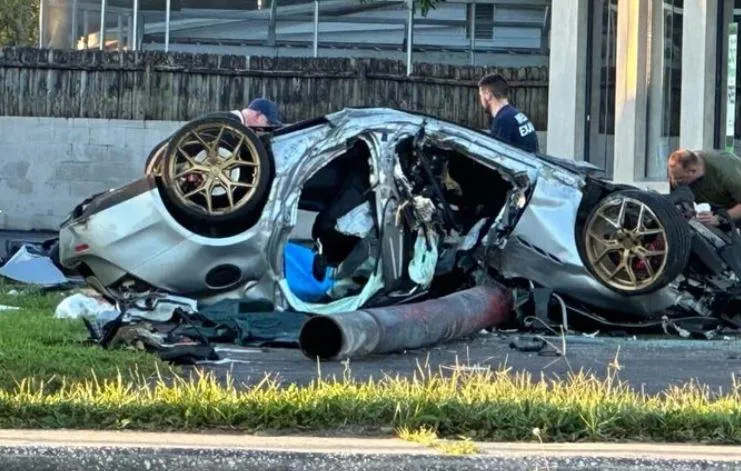 新瑪莎3少「時速128km飆撞」翻車慘死！路邊偷車慌躲警　失控秒成廢鐵1死1命危