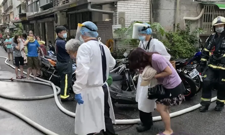 信義區公寓火警住戶爬鐵窗逃生　火舌竄出警消救出33人