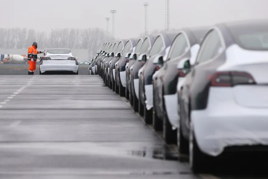 狂塞24小時！開特斯拉返鄉「電池歸零」　高速路急召救援