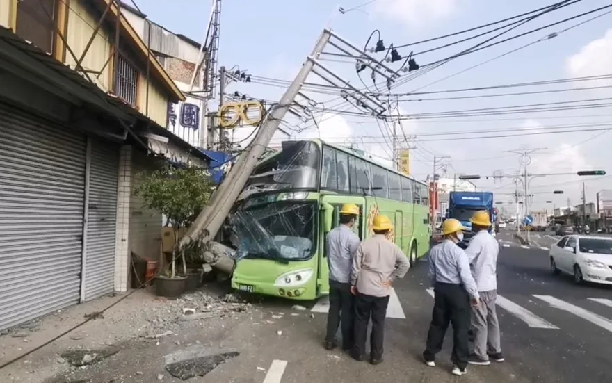 打瞌睡釀禍？統聯客運嘉義自撞電線桿　無人傷亡影響周邊供電
