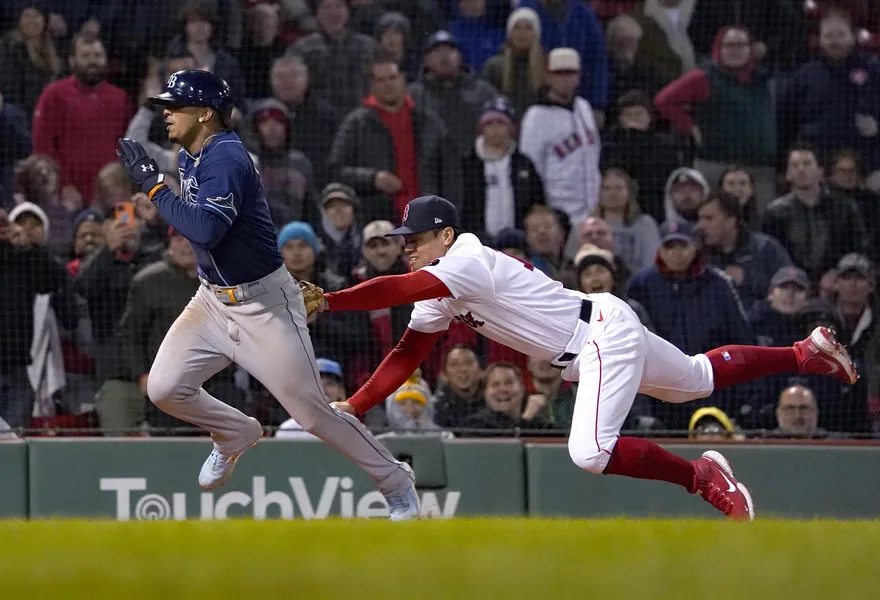 本壘前飛撲觸殺！張育成力阻前東家追平　紅襪止住3連敗