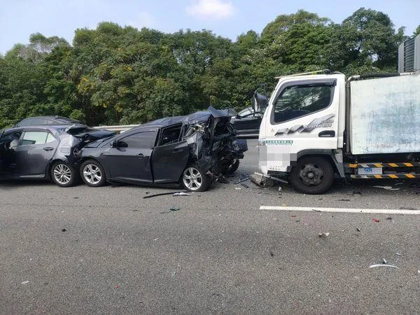 國3南下後龍段車禍！4車連撞「紫爆回堵」封2車道　車速剩18km慢慢開