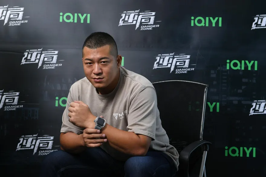 剛結束《逆局》記者會…草爺公司「慘遭砂石車連環撞毀大門」！驚悚畫面全直擊