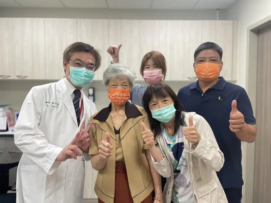 肺癌第四期轉移一度拒絕治療！如今神奇抗癌成功　回診感謝醫護