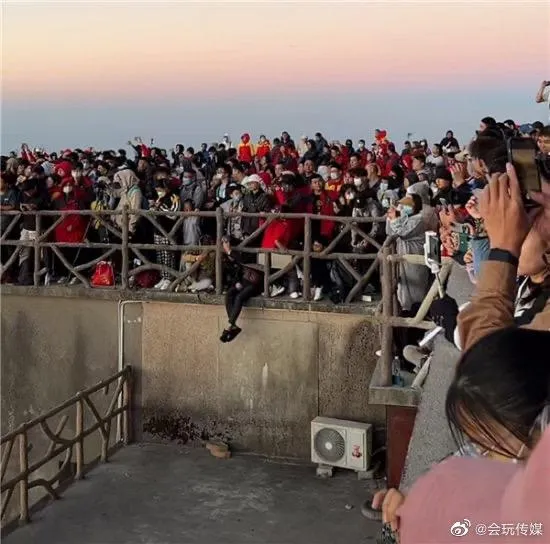 男子十一爬黃山　10分鐘走1公尺大喊崩潰