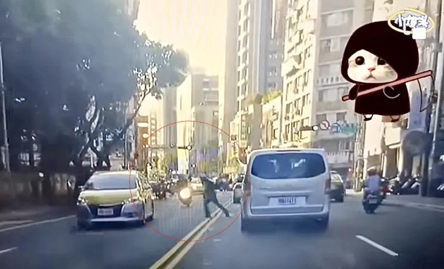 畫面曝光！阿伯穿越馬路遭撞噴飛　送醫搶救12h傷重不治