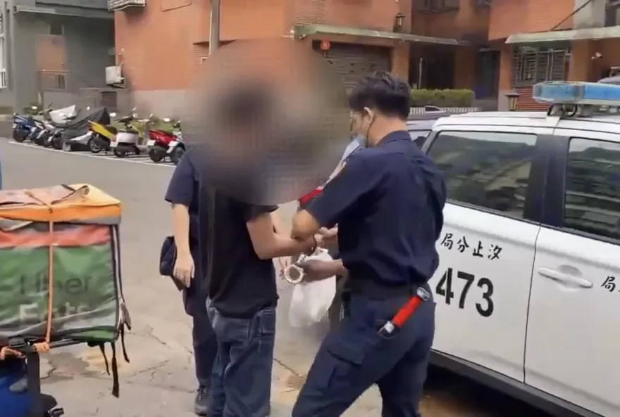 身揹4條通緝！汐止男路邊聊天遇警盤查　出「沒帶證件」這招被識破