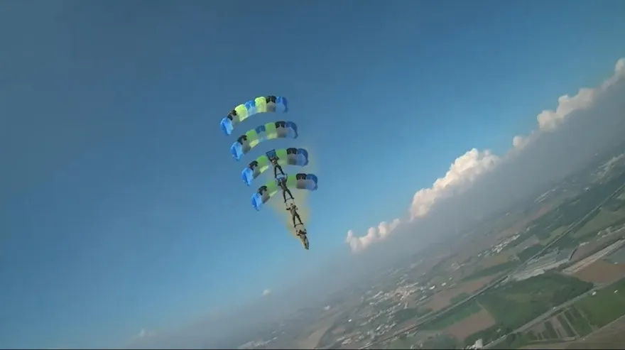 影/神龍小組秀跳傘神技好風光　預告重返榮耀舞台