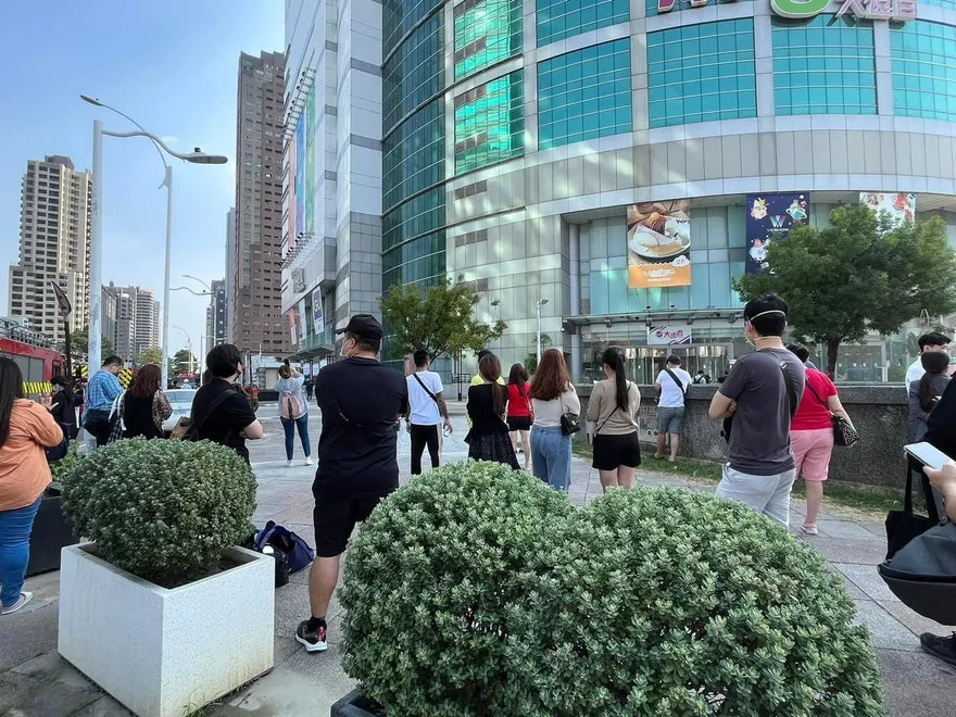 高雄大遠百變電箱失火！商店街都是煙　顧客倉皇疏散…公告「今日停止營業」