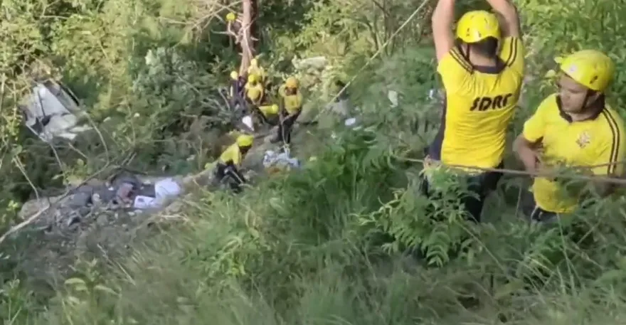 到不了的婚禮！遊覽車「詭墜500m峽谷」碎成廢鐵　25賓客當場斷魂