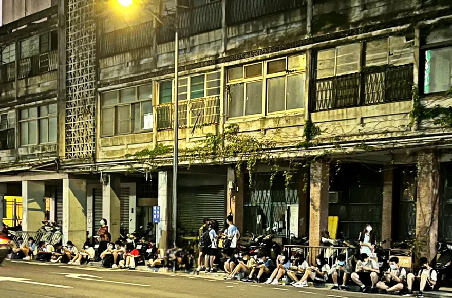 彰化火車站驚見學生族坐地上等車！　好心人送塑膠椅學生按讚