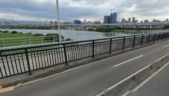 快訊/「倒臥血泊」！新北華江橋機車自撞噴飛　騎士失去生命跡象送醫搶救