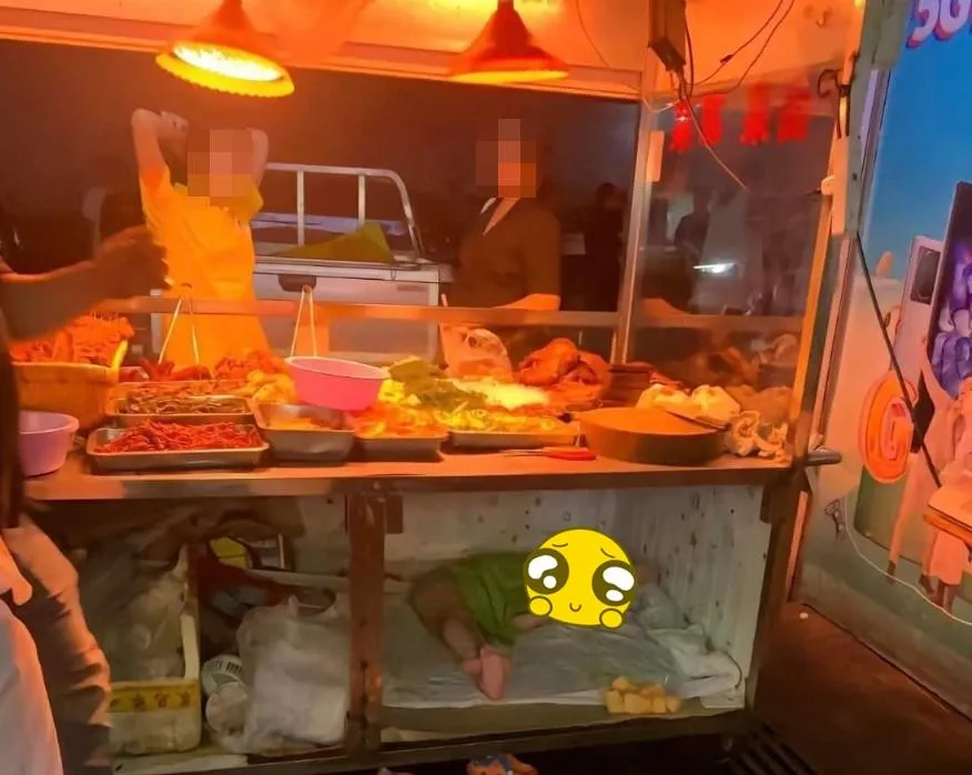 躺小攤車秘密基地！他驚見超乖寶寶跟爸媽擺攤　網看哭了：我也這樣長大…