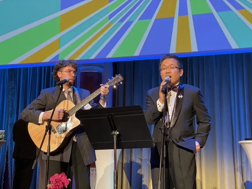 駐匈牙利代表劉世忠紅了！一首歌驚豔布達佩斯