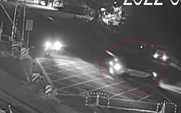 不滿被提分手！渣男友開車尾隨女兵收假　下秒…營區前「先撞後輾」判決出爐