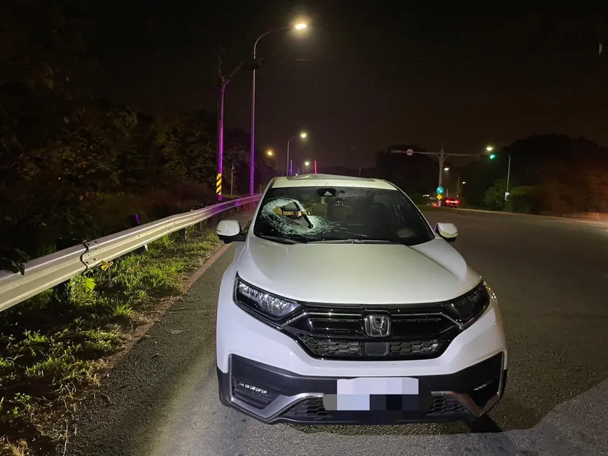 驚死人！國道3號天降鐵片砸車　乘客頭部遭重擊…險奪命