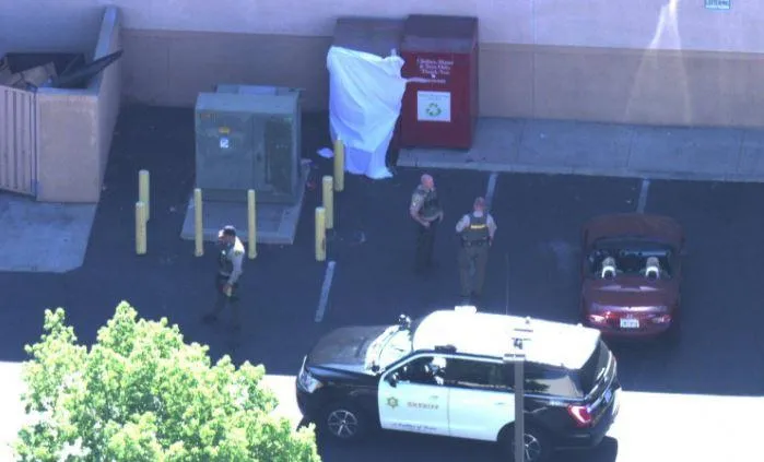 舊衣回收箱「驚露半截人屍」！疑遭金屬門夾住受困…6旬婦魂斷街頭淪冷屍