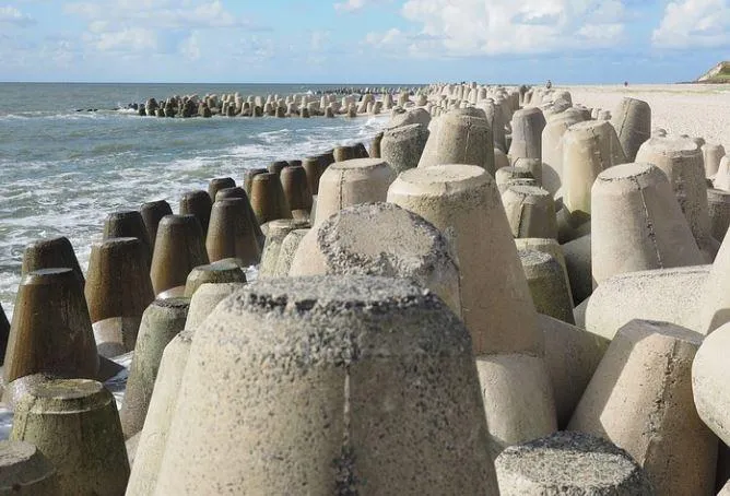 新北野柳「驚見浮腫男屍」！彎曲仰躺陳屍消波塊　警消急拉上岸…身分待查