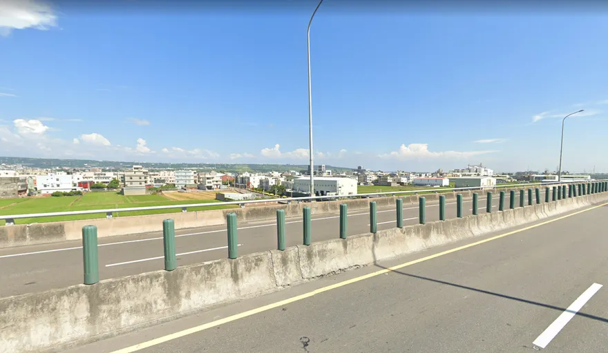 快訊/水泥橋墩座噴飛！台61線平板車自撞車禍　駕駛疑似酒駕