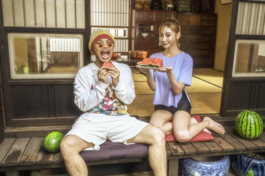 18禁純情片！明日花綺羅獻唱「嗓音超熟悉」　第11秒就「白蕾絲內褲曬衣」網暴動