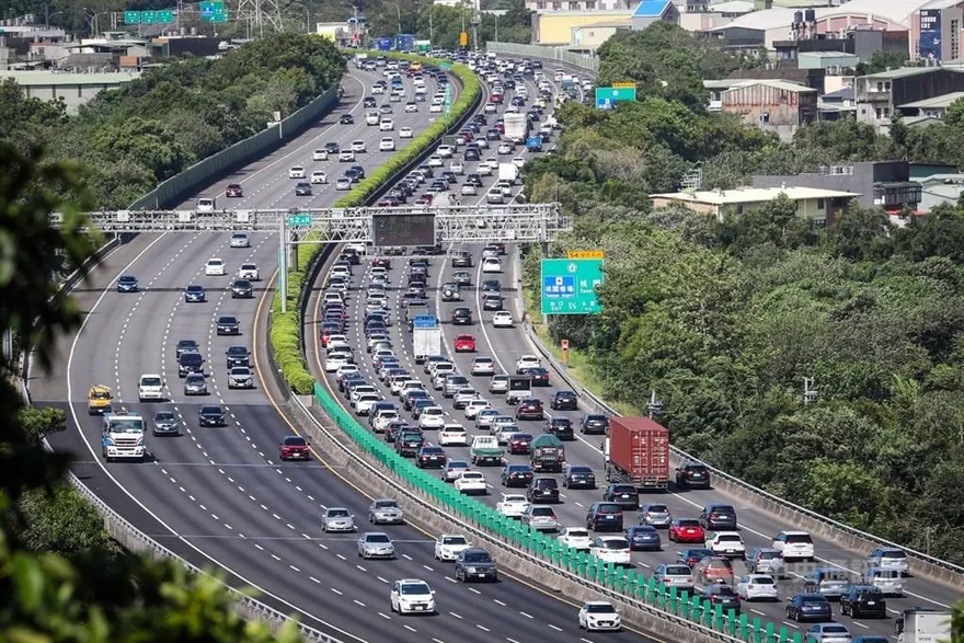 國道9日14地雷路段曝光！國五北上恐塞至隔天凌晨　高公局籲避開尖峰時段