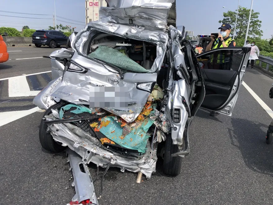 遭貨車急速衝撞！國1恐怖車禍「後座壓扁變形」　1人慘卡車內、3人急送醫