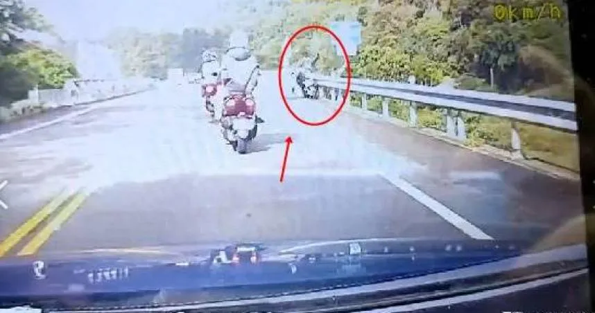 「連人帶車噴飛」慘墜16m深谷！夜衝武嶺自撞釀禍…18歲男疑騎到睡著→重摔斃命