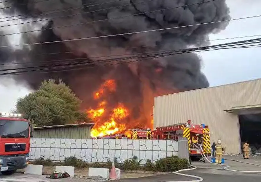 惡火燒破廠房「黑煙沖天」！台南塑膠回收廠大火　200平方公尺陷火海警消急求增援