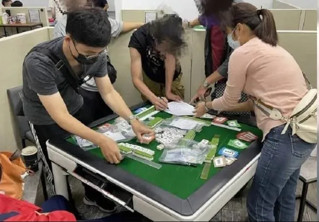 棋牌社卻打麻將！地下賭場大翻車警逮36人　負責人竟是21歲嫩妹