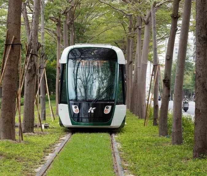 「龍貓隧道」通車路段因電力供應異常　高捷緊急宣布停駛　45名乘客安排轉搭公車