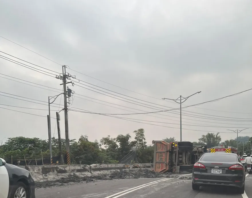 快訊/「大排長榮」翻版！高雄燕巢砂石車橫躺路中央…駕駛受困車內待救援