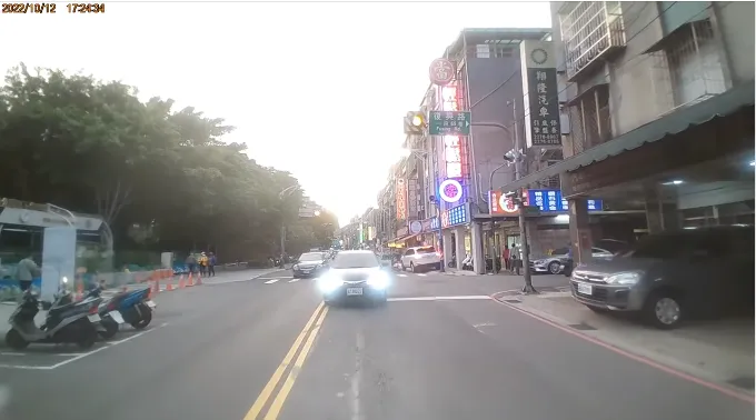 用生命捍衛路權…見「四輪三寶」逆向直直撞　他不減速下秒：碰！