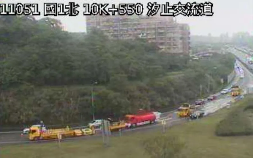 大貨車翻覆「油漆灑滿路面」！國1北上汐止段事故　車流回堵1km塞爆