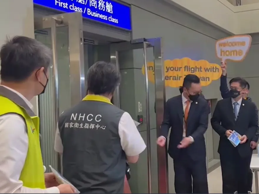 邊境解封了！　王必勝坐鎮桃機迎接首發遊客