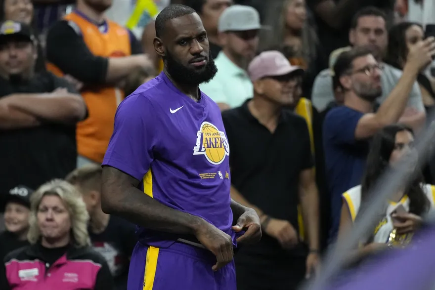 誰說朕不行？詹姆斯「穿拖鞋飆三分」超隨意　底角輕鬆5連進電歪前隊友