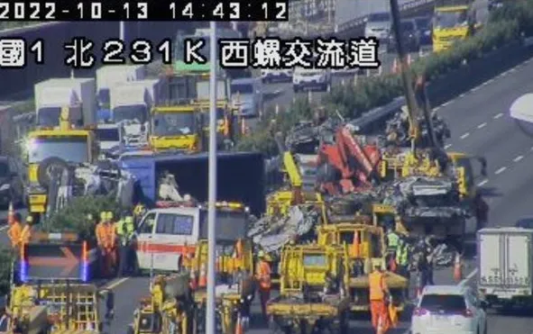 快訊/國1西螺路段北上聯結車翻覆！橫躺分隔島　回堵5公里